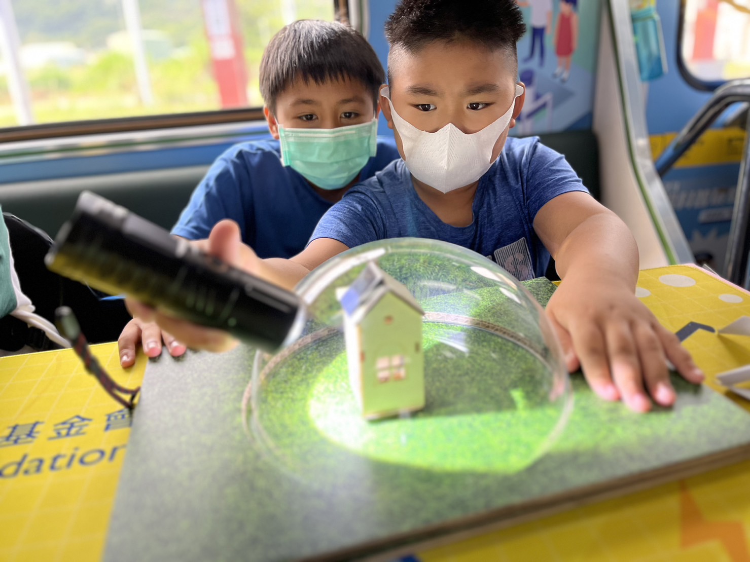 星空电子參與基礎科學主題車廂，以STEAM教學精神，設計「逐日科學家」、「太陽能工程師」以及「淨零建築師」三大能源科普課程和實驗